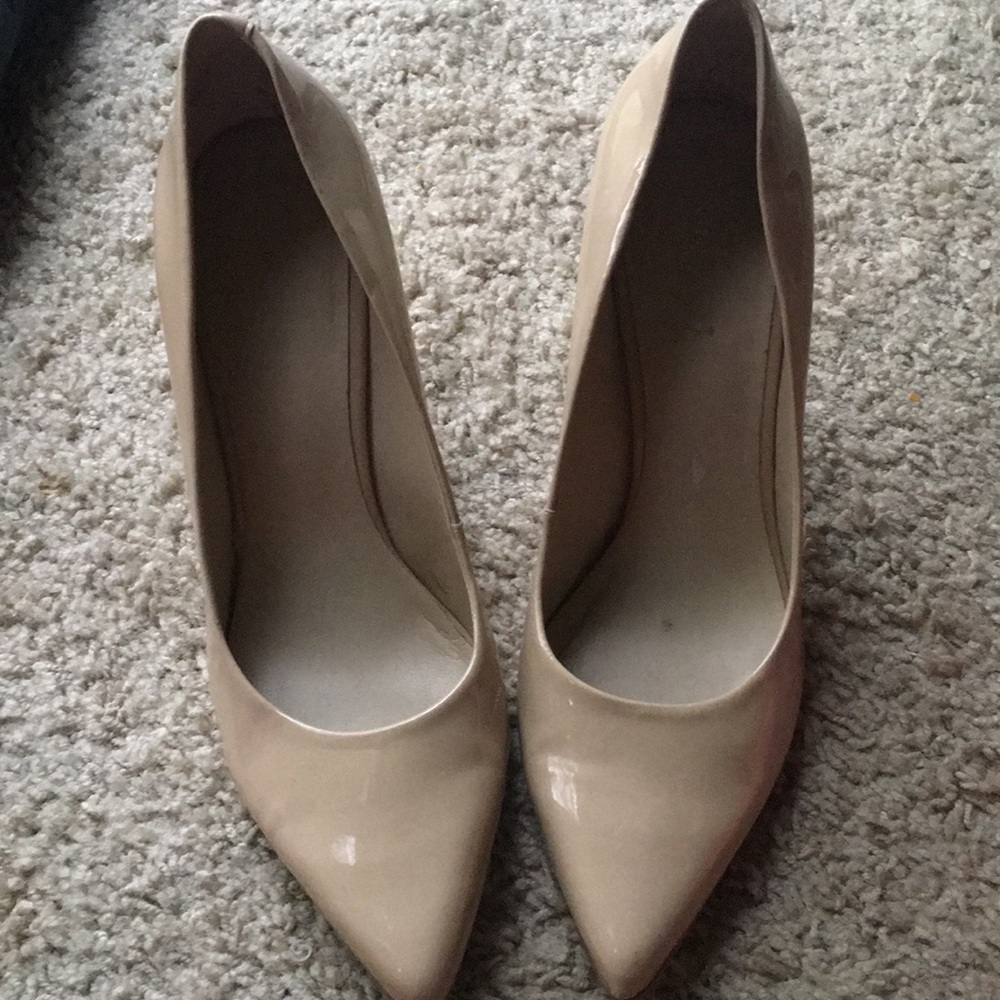 Point toe pumps